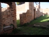 03196 ostia - regio i - insula xii - caseggiato dei triclini (i,xii,1) - hof - porticus - westseite - bli ri nordwesten - 01-2024.jpg